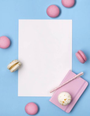 Kağıt, pembe defter ve makaronile düz yatıyordu