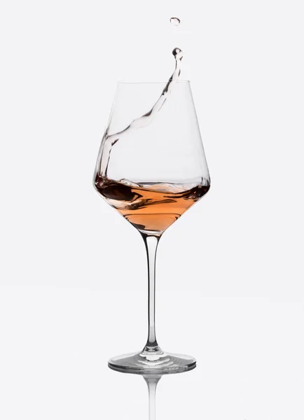 Glas Bernsteinwein mit Spritzern isoliert auf weißem Grund. — Stockfoto