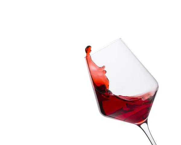 Bicchiere di vino rosso con spruzzi su sfondo bianco . — Foto Stock