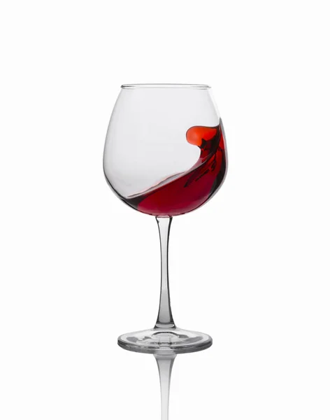 Rotwein spritzt aus einem Glas, isoliert auf weißem Grund — Stockfoto