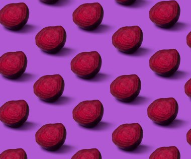 Mor arka plan üzerinde taze pancar dilimleri ile Desen