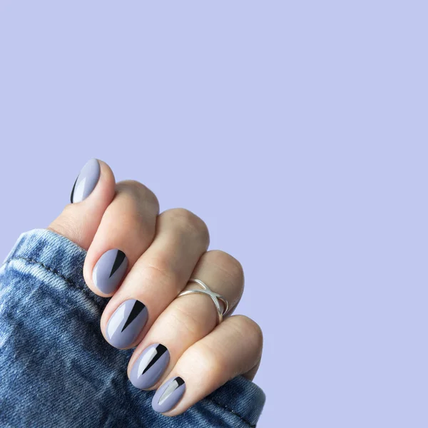 Unhas da mulher bonita com manicure mínimo geométrico — Fotografia de Stock