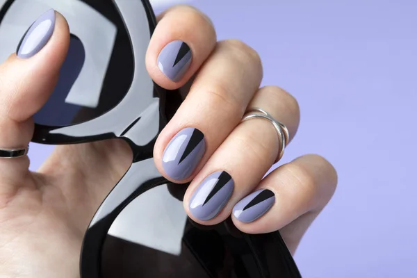 Hermosas uñas de mujer con manicura geométrica mínima — Foto de Stock