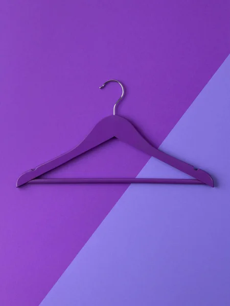 顶视图平铺设单木制衣架紫色时尚背景. — 图库照片