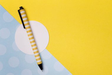 Kopyalama alanı ile sarı turkuaz yaratıcı arka planda Kalem. 