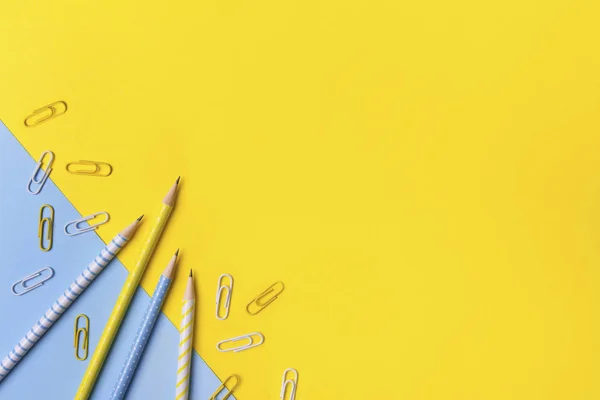 Kopya alanı ile sarı arka planda Okul ofis malzemeleri.