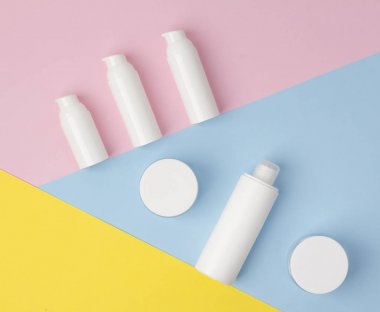 Tedavi kozmetik marka mockup, yaratıcı renkli arka plan üzerinde üst görünümü