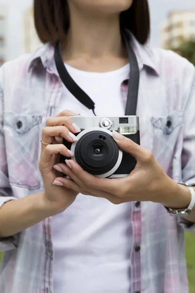Giovane donna tenuta in mano vecchia fotocamera vintage . — Foto Stock