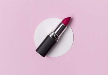 Yaratıcı pastel pembe arka plan üzerinde parlak pembe ruj