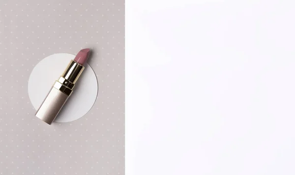 Nude różowy szminka na kreatywny polka dot beżowy tło z kopią przestrzeni. — Zdjęcie stockowe