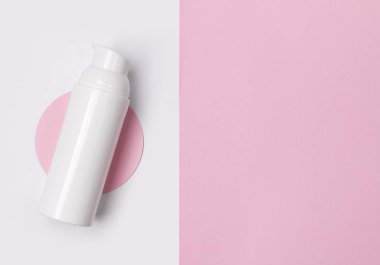 Beyaz kozmetik şişesi kopya alanı ile yaratıcı minimal arka plan bir.