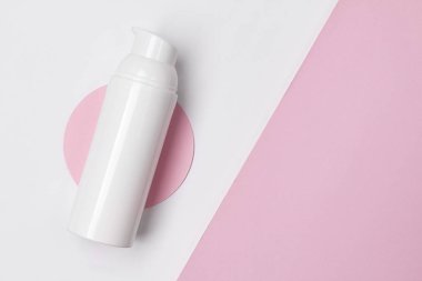 Beyaz kozmetik şişesi kopya alanı ile yaratıcı minimal arka plan bir.