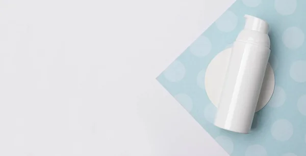 Garrafa cosmética branca um fundo mínimo criativo com espaço de cópia . — Fotografia de Stock
