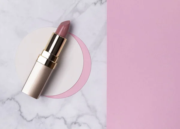Lipstik merah muda telanjang pada marmer kreatif dan latar belakang pink pastel dengan ruang fotokopi . — Stok Foto
