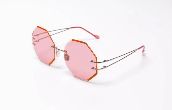 Сучасні модні коралові сонцезахисні окуляри на білому тлі . — стокове фото