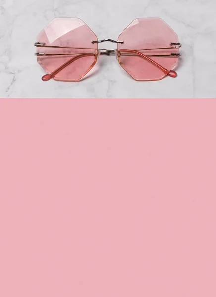 Beyaz mermer arka plan üzerinde modern moda mercan güneş gözlüğü. — Stok fotoğraf