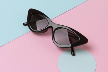 Yaratıcı trendy pembe ve mavi arka plan moda güneş gözlüğü