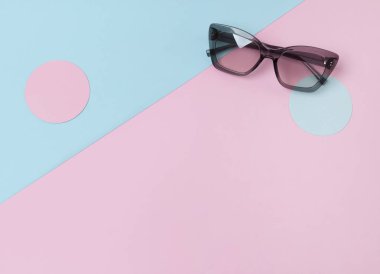 Yaratıcı trendy pembe ve mavi arka plan moda güneş gözlüğü