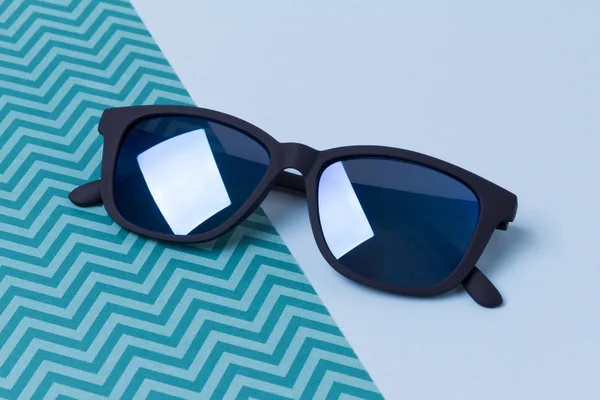 Mavi yaratıcı arka plan üzerinde Trendy modern güneş gözlüğü — Stok fotoğraf