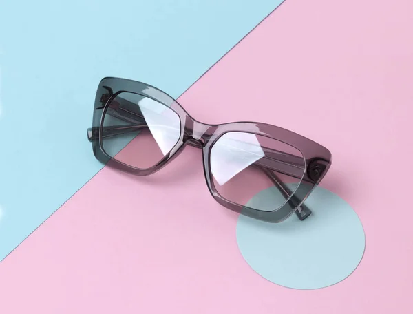 Μόδα γυαλιά ηλίου σε δημιουργική μοντέρνα ροζ και μπλε φόντο — Φωτογραφία Αρχείου
