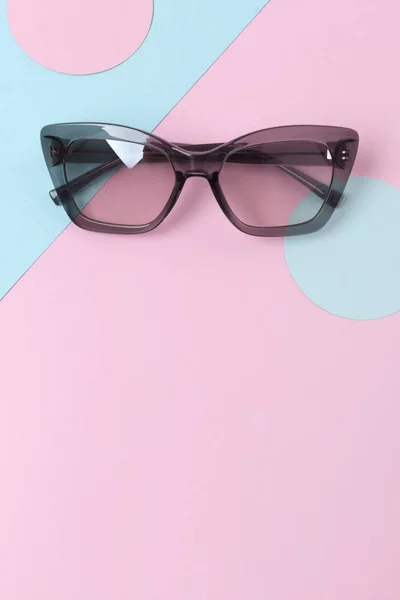 Fashion sunglasses on creative trendy pink and blue background — Stock Photo, Image