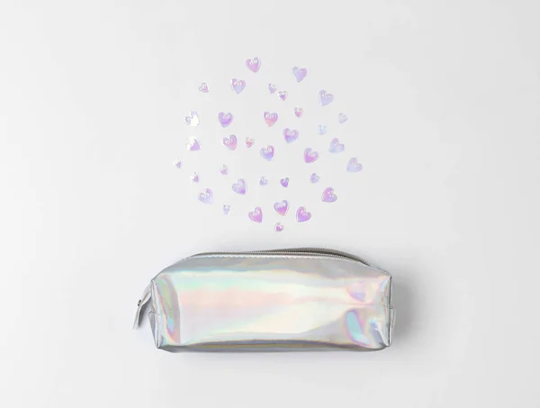 Holografische potlood geval met hart confetti op witte achtergrond — Stockfoto
