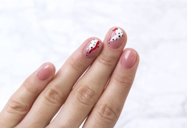 Kadın elinde parlak moda soyut manikür