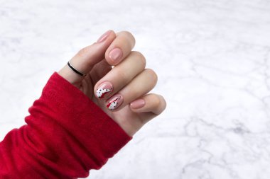 Kadın elinde parlak moda soyut manikür