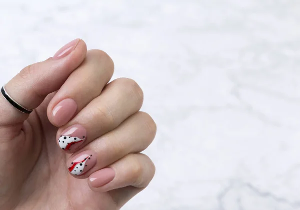 Jasny modny abstrakcyjny manicure na kobiecej dłoni — Zdjęcie stockowe