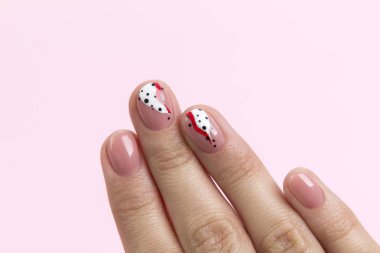 Kadın elinde parlak moda soyut manikür