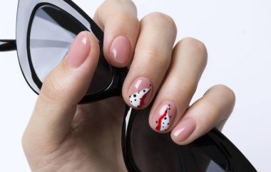 Kadın elinde parlak moda soyut manikür