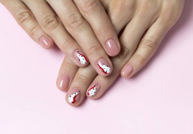 Kadın ellerde parlak moda soyut manikür.