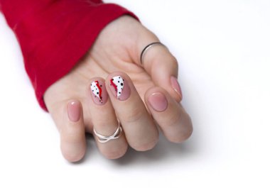 Kadın elinde parlak moda soyut manikür