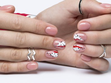 Kadın ellerde parlak moda soyut manikür.