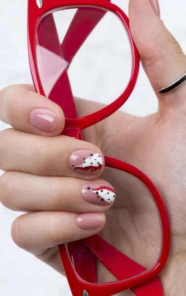 La manicura brillante a la moda abstracta en la mano femenina — Foto de Stock