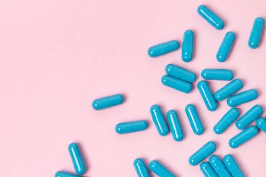 Pembe arka planda mavi haplar. Düz yatıyordu. Metin için boş yer.