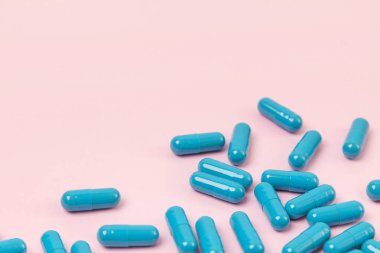 Pembe arka planda mavi haplar. Metin için boş yer