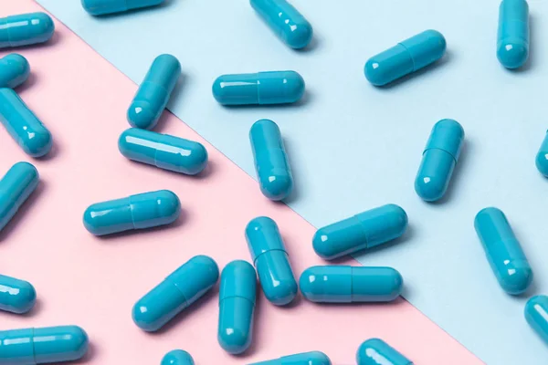 Blå piller på rosa bakgrund. Mall för feminin skönhet blogg — Stockfoto