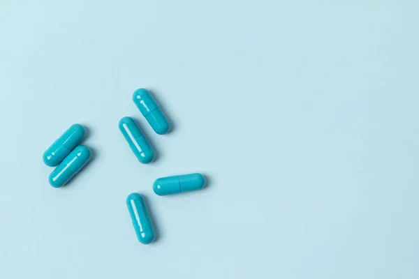 Pastel arka planda mavi haplar. Kadıngüzellik bl için Şablon