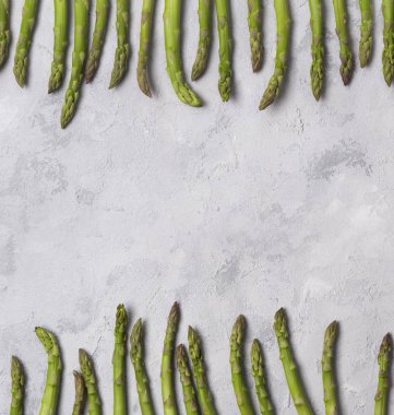 Gr üzerinde taze yeşil kuşkonmaz Yaratıcı minimal kompozisyon