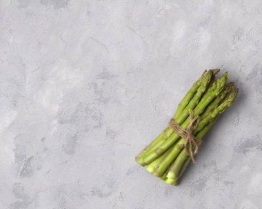 Gri co taze yeşil kuşkonmaz Yaratıcı minimal kompozisyon