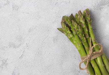 Gri co taze yeşil kuşkonmaz Yaratıcı minimal kompozisyon