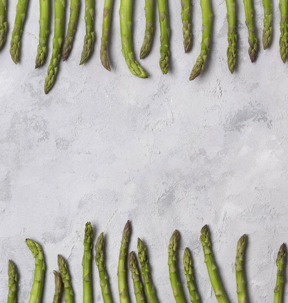 Gr üzerinde taze yeşil kuşkonmaz Yaratıcı minimal kompozisyon