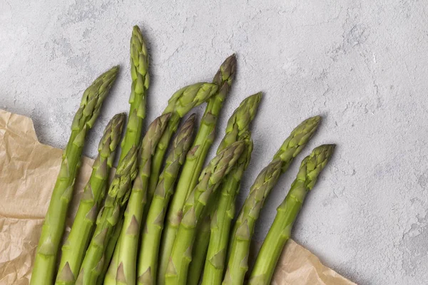 Kağıt o taze yeşil kuşkonmaz Yaratıcı minimal kompozisyon