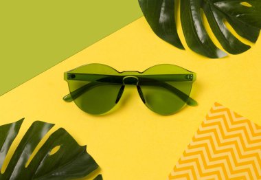 Yaratıcı sarı arka plan modern moda yeşil güneş gözlüğü
