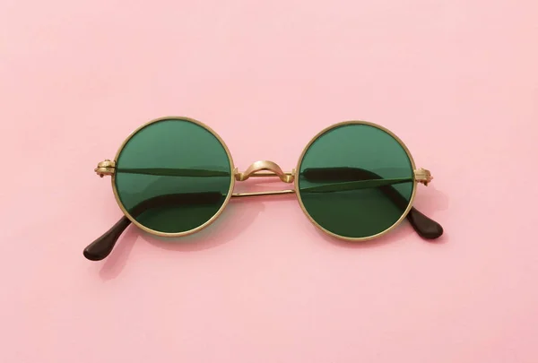 Vintage gafas de sol redondas verdes de moda sobre fondo rosa —  Fotos de Stock