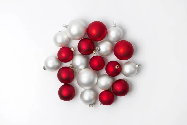 Vermelho e branco matte Natal bugigangas decoração no fundo branco com espaço de cópia — Fotografia de Stock