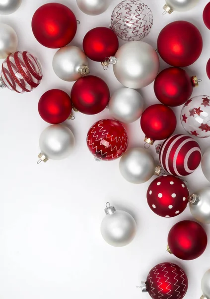 赤と白のマットクリスマスは、コピースペースと白い背景に装飾を飾ります — ストック写真