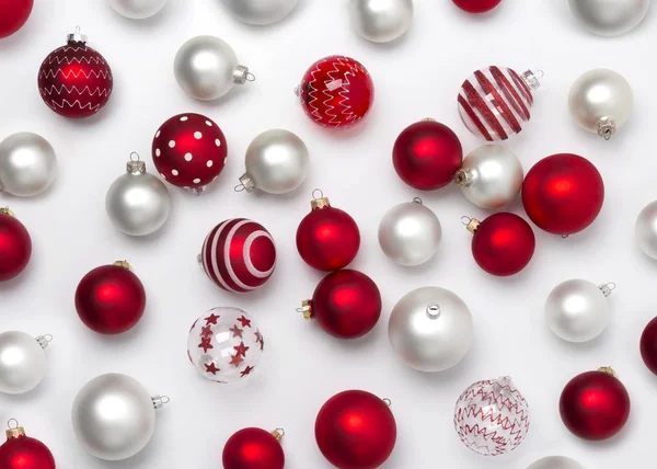 Rosso e bianco opaco Natale baubles decorazione su sfondo bianco — Foto Stock