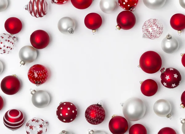 Rosso e bianco opaco Natale baubles decorazione su sfondo bianco con spazio copia — Foto Stock